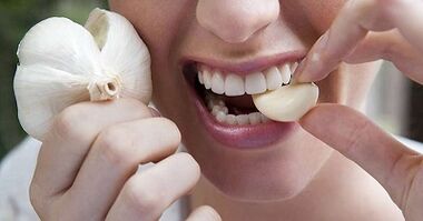 Comer allo para o tratamento de parasitos